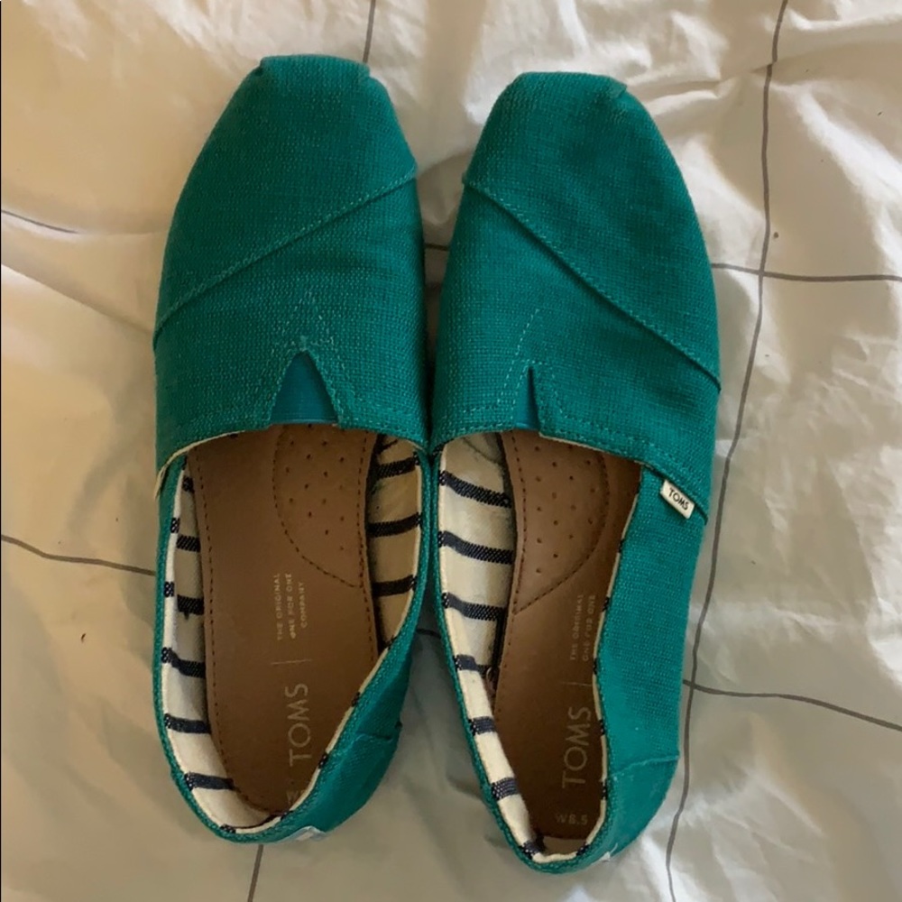 Tom’s classic canvas shoes